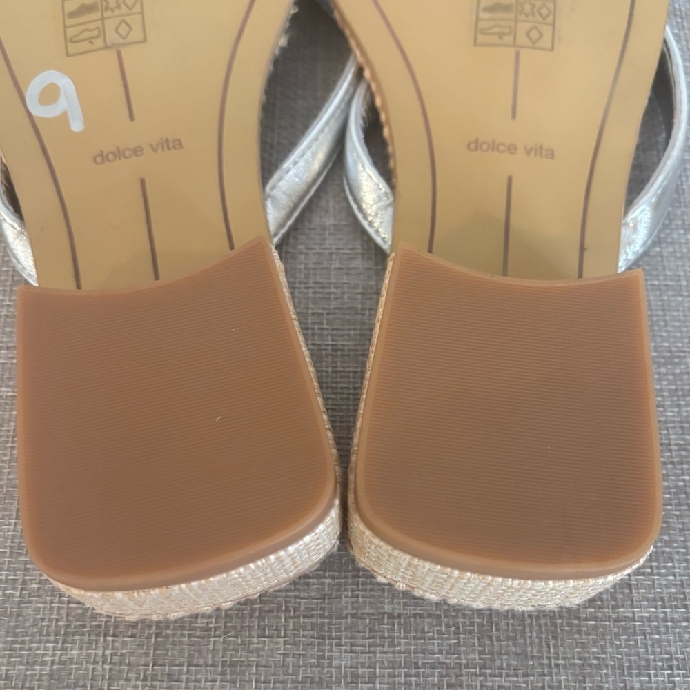 Dolce Vita Barty Silver Metallic Thong Sandals Square Toe Block Heel Size 9 - Picture 9 of 9